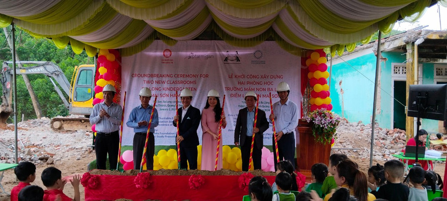 Nghi thức khởi công xây dựng 2 phòng học Trường Mầm non Ba Lòng. Ảnh: Thu Hoài