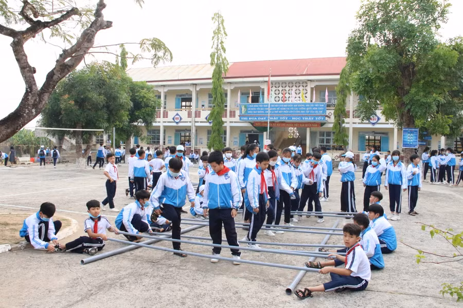 Học sinh trường TH-THCS Trần Hưng Đạo (TP Kon Tum) tham gia trò chơi dân gian ngoài giờ học.