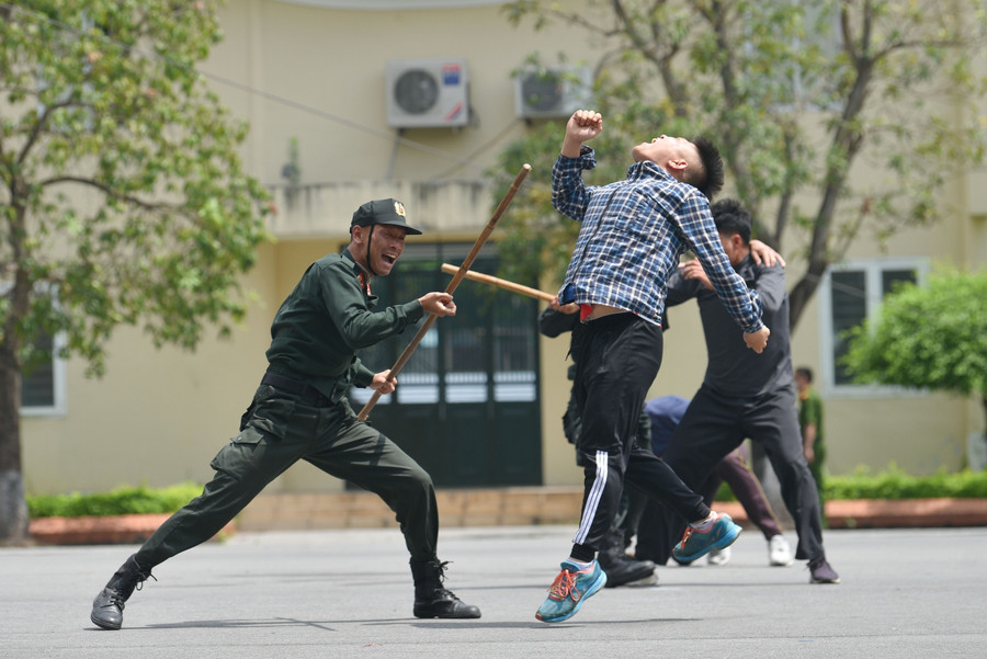 Mãn nhãn màn trình diễn giải cứu con tin của chiến sĩ Cảnh sát cơ động ảnh 21