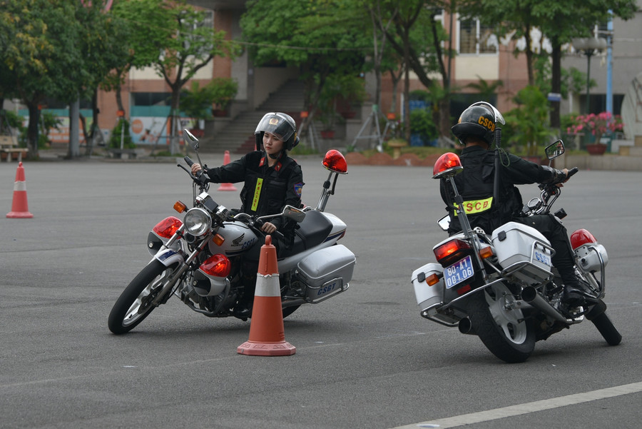 Những chiến sĩ phô diễn kỹ thuật lái xe mô tô phân khối lớn.