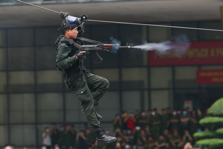 Mũi tấn công số 3 là vừa trượt thang dây vừa nổ súng trấn áp tội phạm. Đây cũng là một trong những bài huấn luyện khó, đòi hỏi sự vững vàng và độ chính xác cao.