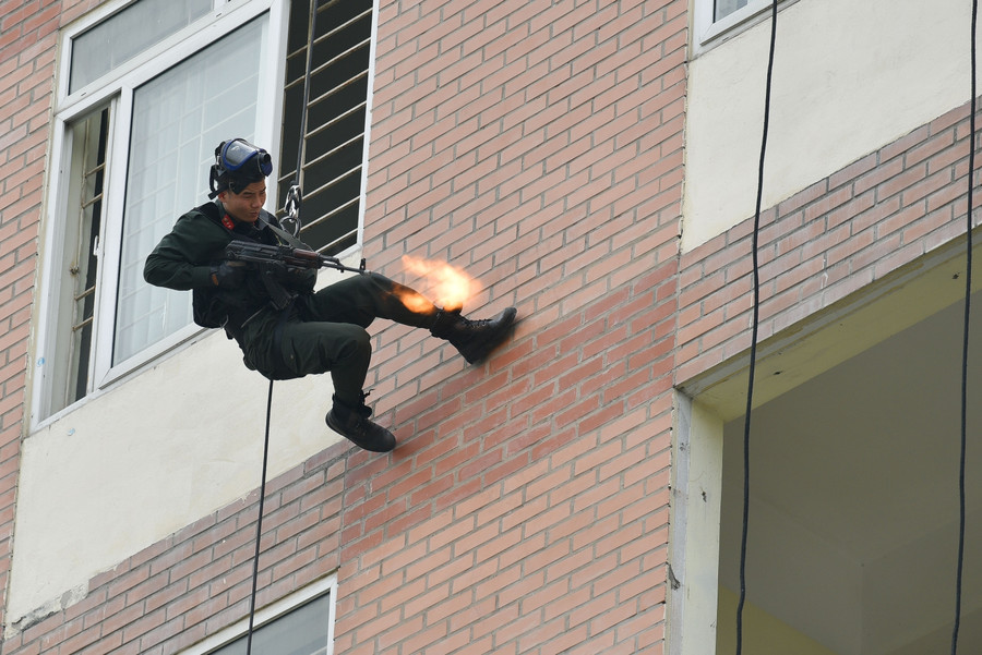 Kỹ thuật này đòi hỏi phải có thần kinh “thép” cùng với việc sử dụng thành thạo súng và lựu đạn.