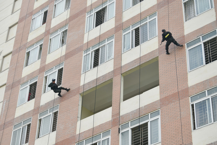 Mũi tấn công số 2, các chiến sĩ phải đu dây treo người ở tầng cao, trượt từ sân thượng xuống để tiếp cận cửa sổ lưng chừng toà nhà đang giam giữ “con tin”.