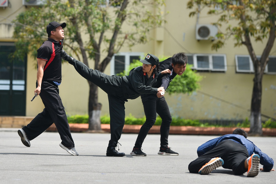 Cũng tại buổi diễn tập, các hoạt động khác như trấn áp tội phạm bằng tay không, kỹ thuật lái xe mô tô phân khối lớn, biểu diễn võ thuật đặc nhiệm…