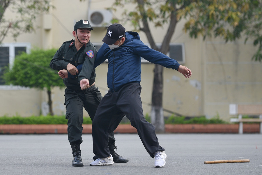 Mãn nhãn màn trình diễn giải cứu con tin của chiến sĩ Cảnh sát cơ động ảnh 18