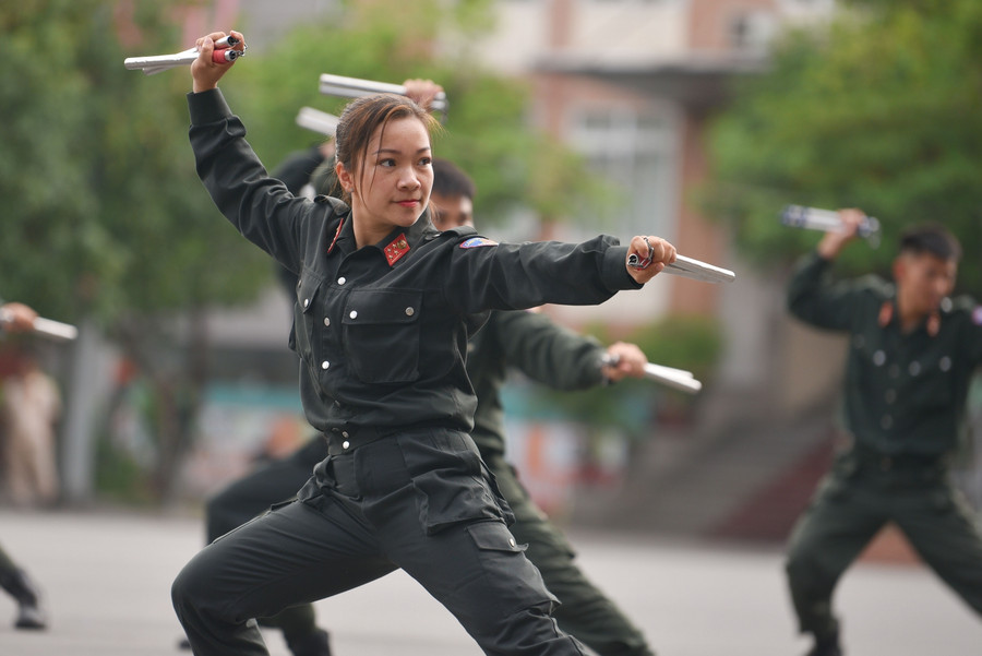 &quot; Bông hồng thép&quot; trong tiết mục múa côn nhị khúc.