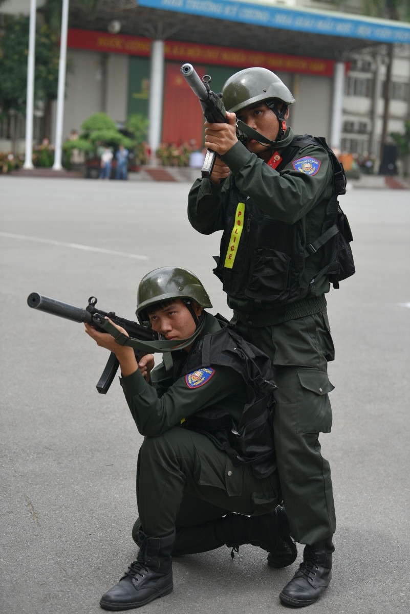 Mãn nhãn màn trình diễn giải cứu con tin của chiến sĩ Cảnh sát cơ động ảnh 6