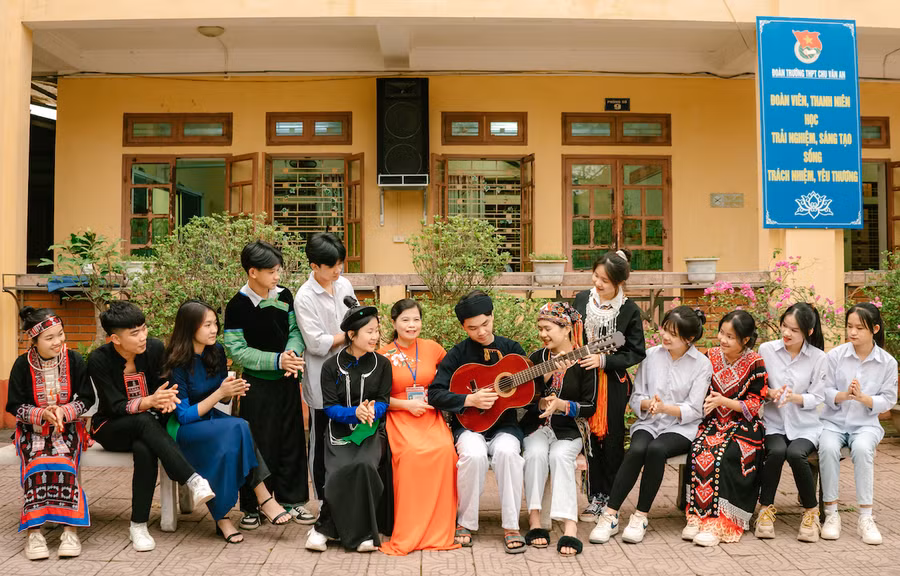 NGƯT Vũ Thị Hạnh trong tình yêu của các em học sinh dân tộc Trường THPT Chu Văn An.