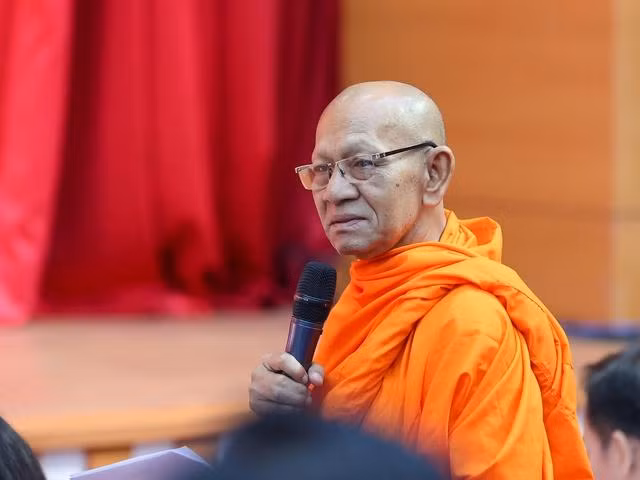 Hòa thượng Đào Như, Phó Chủ tịch Hội đồng Trị sự Giáo hội Phật giáo Việt Nam đánh giá trong triển khai các nghị quyết của Đảng, Quốc hội, Chính phủ, Thủ tướng Chính phủ đã chỉ đạo, điều hành thực hiện toàn diện các nhiệm vụ, giải pháp phát triển kinh tế - xã hội - Ảnh: VGP/Nhật Bắc.