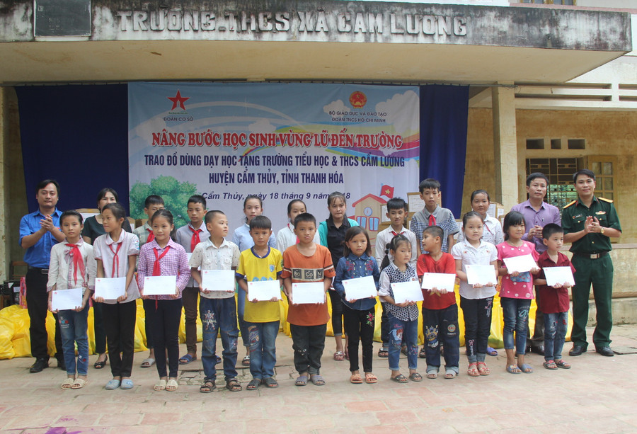 20 em học sinh có hoàn cảnh khó khăn được nhận học bổng 20 em học sinh có hoàn cảnh khó khăn được nhận học bổng