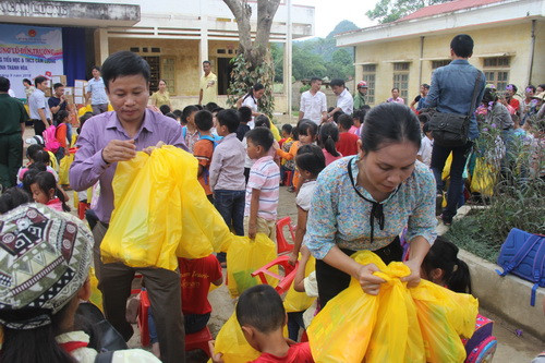 Trao quà đến tận tay các em học sinh Trao quà đến tận tay các em học sinh