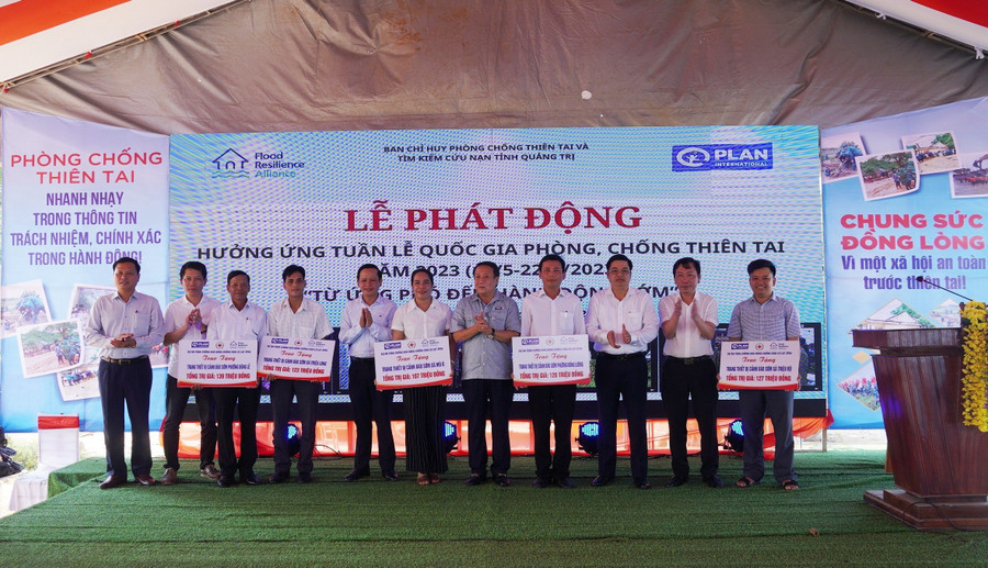 Trao tặng trang thiết bị phục vụ phòng chống thiên tai. Trao tặng trang thiết bị phục vụ phòng chống thiên tai.