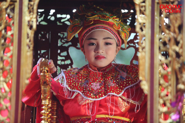 Tướng bà phải thức dậy từ rất sớm để chuẩn bị trang phục, trang điểm trước khi tiến hành các nghi thức buổi lễ.