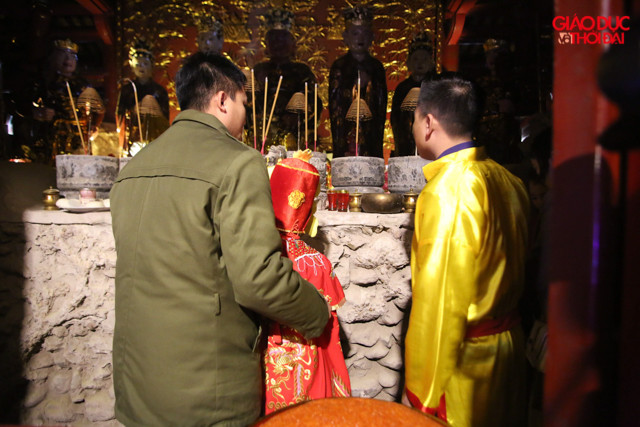 Tướng bà luôn có “vệ sĩ” đi kèm trong suốt buổi lễ.