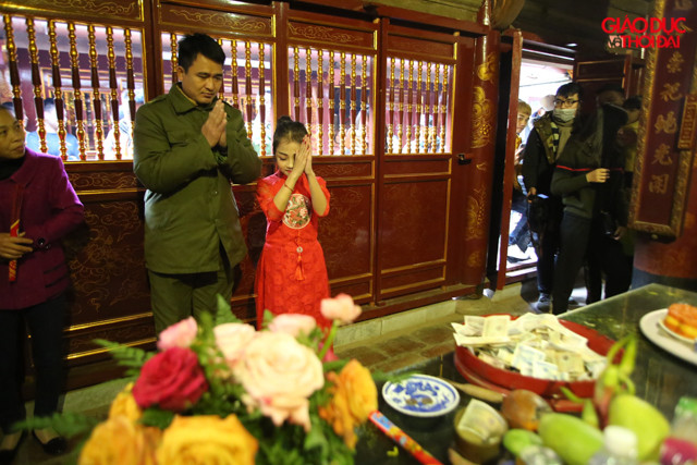 Sau khi tiến hành nghi lễ chính, Tướng bà thay trang phục và lễ tạ.