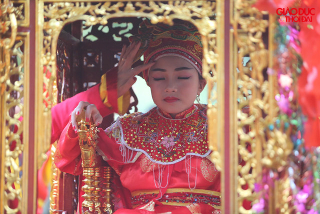 Tướng bà năm nay là Nguyễn Hà Vy, 10 tuổi, nhà ở thôn Yên Tàng, xã Bắc Phú. Không chỉ sở hữu nhan sắc nổi bật, cô bé còn có thành tích học tập tốt, gia đình hòa thuận và luôn được bà con quý mến.