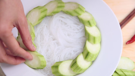 Mướp hấp miến đơn giản, lạ miệng mà ngon - Ảnh 4 Muop hap mien don gian, la mieng ma ngon - Anh 4