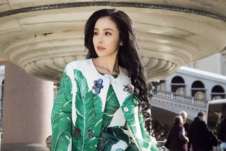 Hoa hậu Hạ My khoe sắc với thời trang hàng hiệu