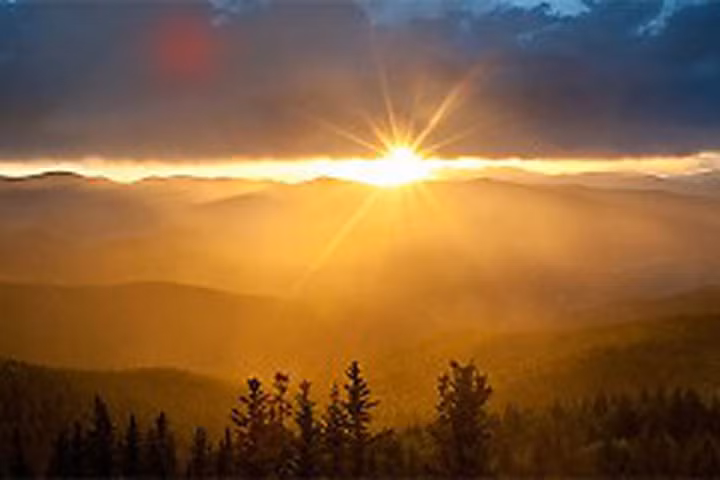 Tại sao Mặt trời màu vàng, mây trắng và trời xanh?