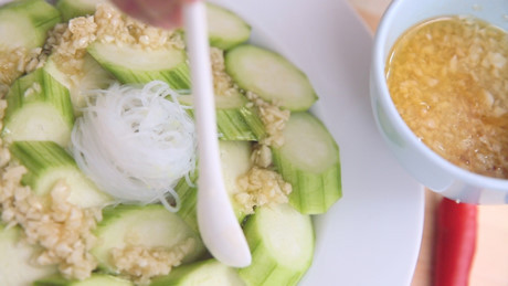 Mướp hấp miến đơn giản, lạ miệng mà ngon - Ảnh 5 Muop hap mien don gian, la mieng ma ngon - Anh 5
