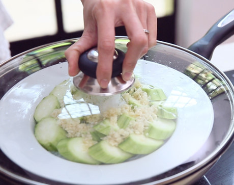 Mướp hấp miến đơn giản, lạ miệng mà ngon - Ảnh 6 Muop hap mien don gian, la mieng ma ngon - Anh 6