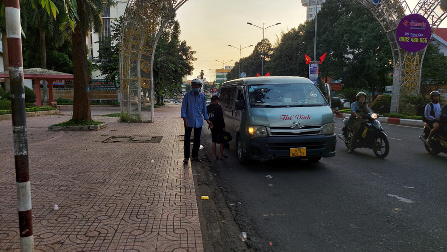 Dù không đủ điều kiện nhưng xe Thế Vĩnh vẫn hoạt động đón khách ngay khu vực trung tâm TP Buôn Ma Thuột. Dù không đủ điều kiện nhưng xe Thế Vĩnh vẫn hoạt động đón khách ngay khu vực trung tâm TP Buôn Ma Thuột.