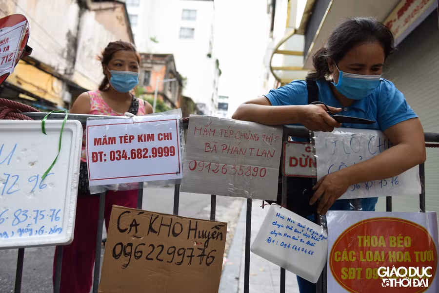 Trong chợ có những mặt hàng nào, thì ngoài " biển quảng cáo" tại các hàng rào sẽ có đủ những mặt hàng đó.