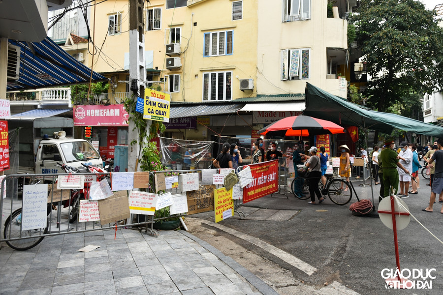 Tại đầu chợ trên phố Hàng Bè, chốt kiểm soát phiếu của người ra vào chợ.