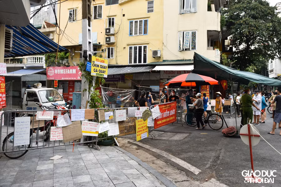 Tại đầu chợ trên phố Hàng Bè, chốt kiểm soát phiếu của người ra vào chợ.