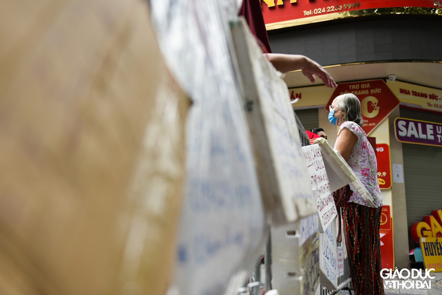 Tại đầu đường phố Cầu Gỗ, hàng rào chắn ngang không cho người dân và các phương tiện đi vào bên trong.