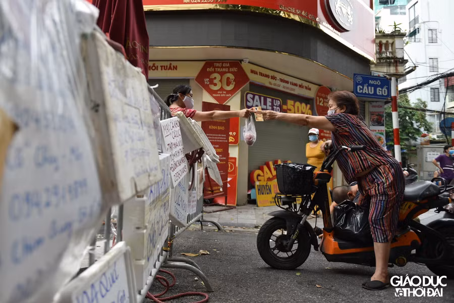 Tại đây các cửa hàng bên trong chợ cũng gắn rất nhiều các "biển quảng cáo" để cho người dân có thể gọi điện mua hàng.