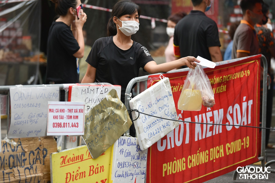 Trong sáng ngày hôm nay, phường đã cho phép các hộ kinh doanh trong chợ được treo những &quot; biển quảng cáo&quot; kèm theo số điện thoại tại các hàng rào, barie để người mua hàng có thể gọi điện thoại.