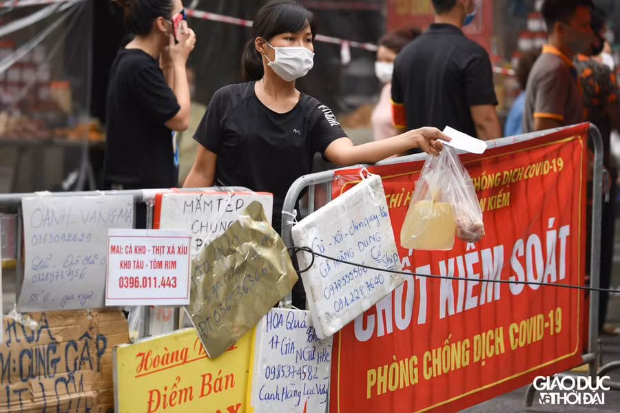 Trong sáng ngày hôm nay, phường đã cho phép các hộ kinh doanh trong chợ được treo những " biển quảng cáo" kèm theo số điện thoại tại các hàng rào, barie để người mua hàng có thể gọi điện thoại.