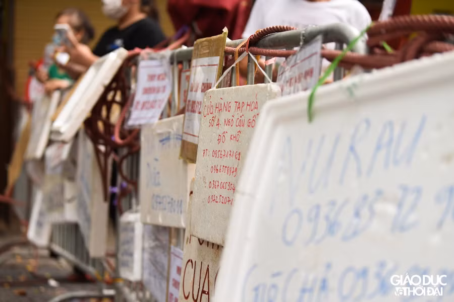 Những tấm " biển quảng cáo" được làm từ mọi chất liệu có thể ghi được lên trên.