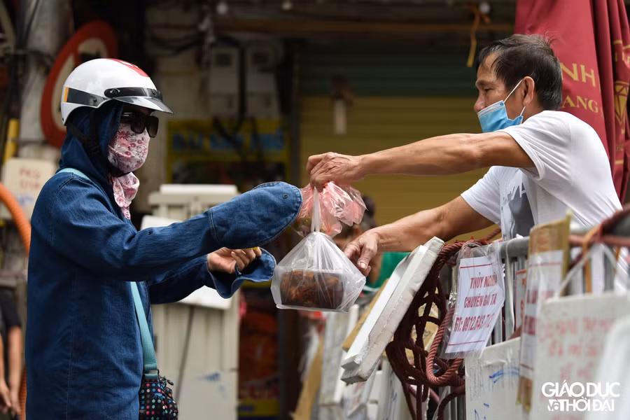 Đi chợ kiểu mới tại "chợ nhà giàu" Hà Nội trong thời gian giãn cách xã hội ảnh 12