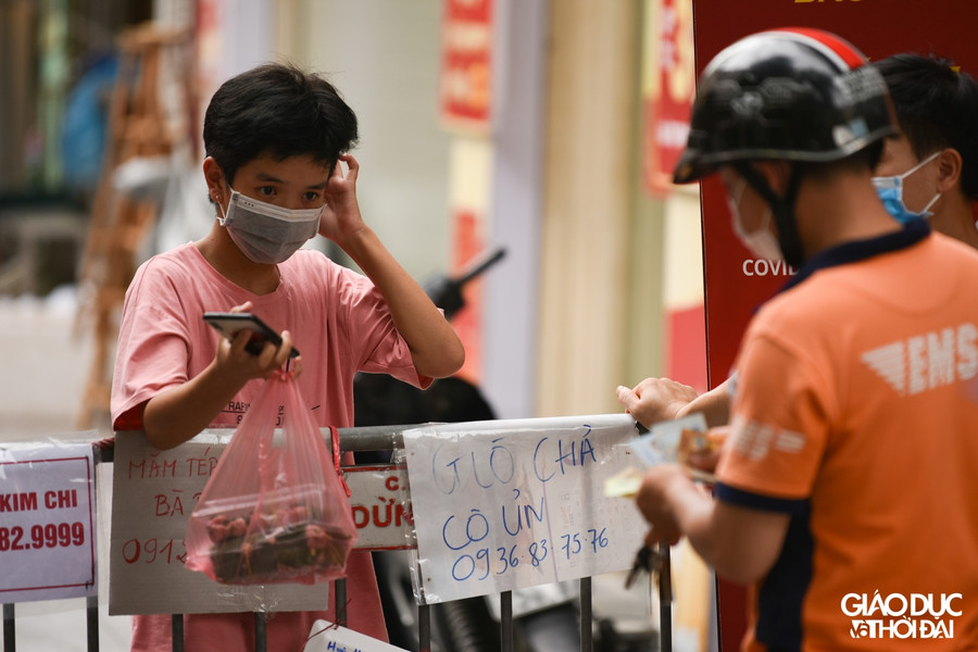 Phía bên trong chợ sẽ có người cầm ra hàng rào và chuyển cho người mua.