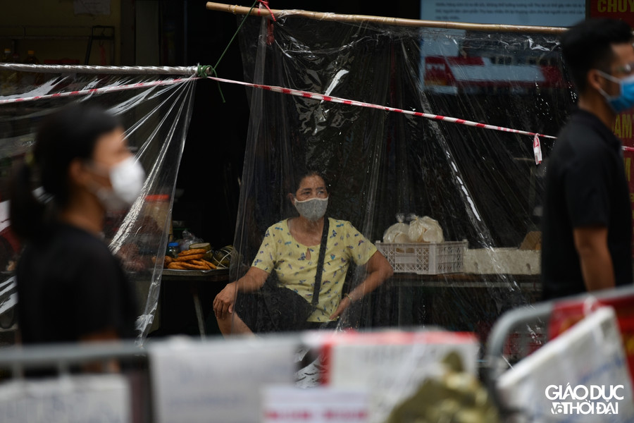 Bên trong khu chợ, các gian hàng đều lắp tấm nilong để phòng chống dịch bệnh.