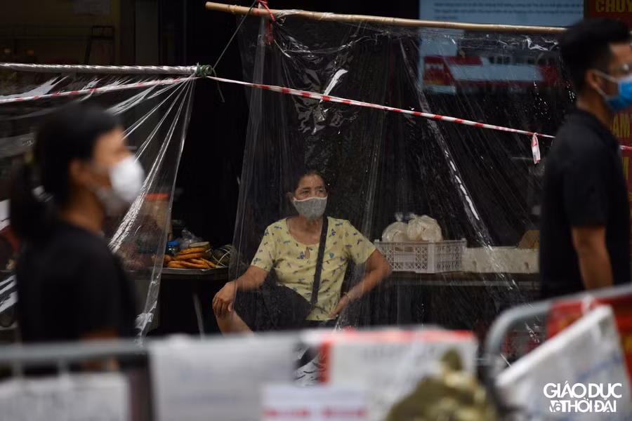 Bên trong khu chợ, các gian hàng đều lắp tấm nilong để phòng chống dịch bệnh.