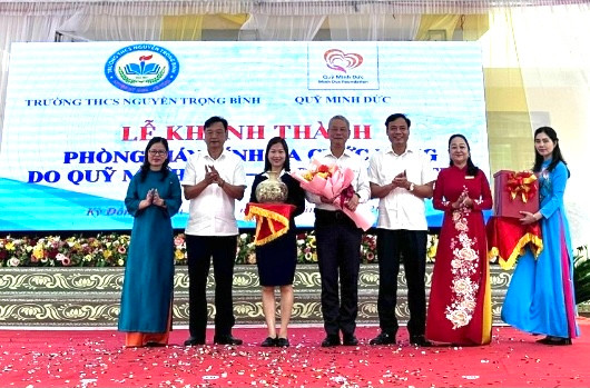 BGH nhà trường tặng hoa cám ơn sự đồng hành của Quỹ Minh Đức trong năm học mới. BGH nhà trường tặng hoa cám ơn sự đồng hành của Quỹ Minh Đức trong năm học mới.