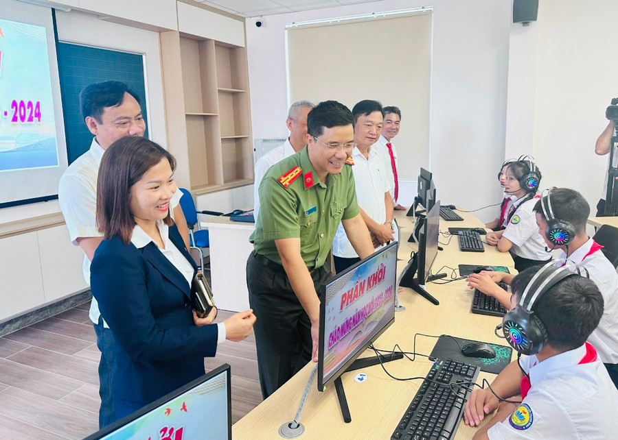 Thượng tá Nguyễn Hồng Phong, Giám đốc Công an Hà Tĩnh tham quan phòng học máy tính tại trường THCS Nguyễn Trọng Bình. Thượng tá Nguyễn Hồng Phong, Giám đốc Công an Hà Tĩnh tham quan phòng học máy tính tại trường THCS Nguyễn Trọng Bình.