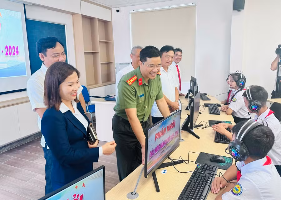 Thượng tá Nguyễn Hồng Phong, Giám đốc Công an Hà Tĩnh tham quan phòng học máy tính tại trường THCS Nguyễn Trọng Bình.