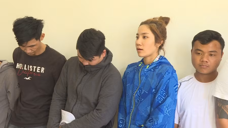 Vợ Huy (áo khoác xanh) cùng các đối tượng bị bắt giữ