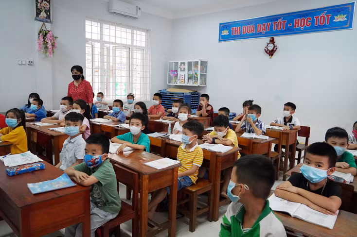 Học sinh thực hiện đeo khẩu trang khi lên lớp tại trường học