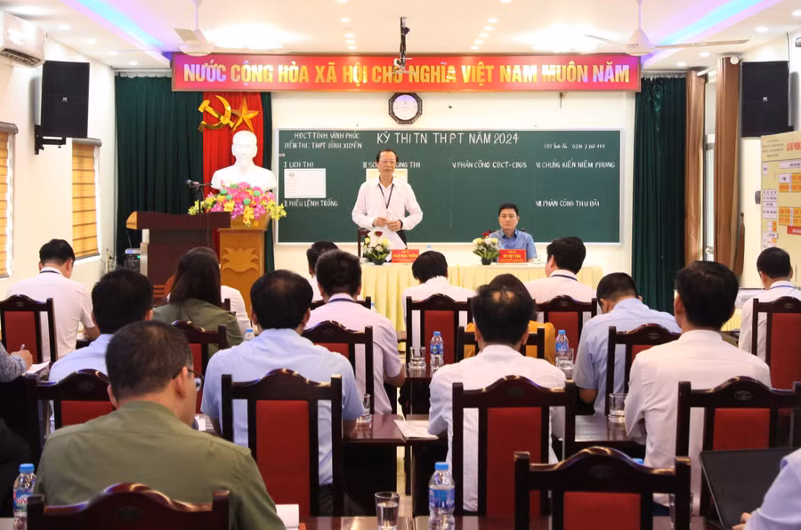 Thứ trưởng Phạm Ngọc Thưởng kiểm tra công tác chuẩn bị thi tốt nghiệp tại Trường THPT Bình Xuyên.