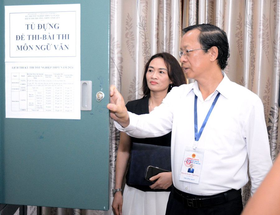 Thứ trưởng Phạm Ngọc Thưởng kiểm tra tủ đựng bài thi – đề thi Ngữ văn tại Trường THPT Vĩnh Yên.