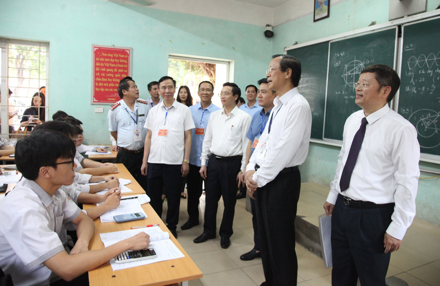 Thứ trưởng Phạm Ngọc Thưởng thăm và động viên học sinh Trường THPT Bình Xuyên.