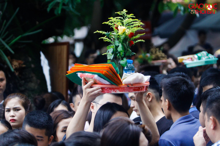 Để vào được bên trong gian thờ chính, người dân phải đội lễ lên đầu hay giơ lên cao mới có thể lách vào được