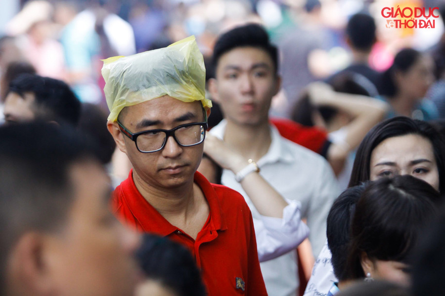 Ngày hôm nay Hà Nội mưa nhiều tuy nhiên nhiều người vẫn đội mưa đến để cầu bình an