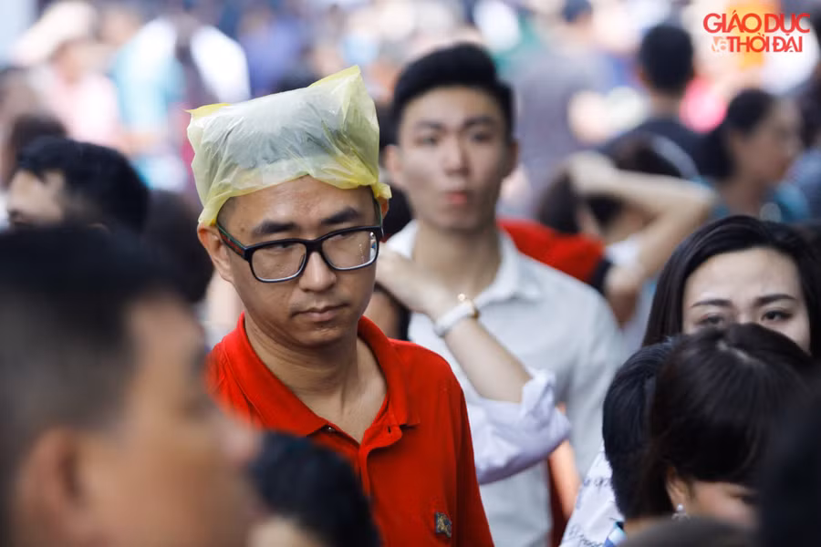 Ngày hôm nay Hà Nội mưa nhiều tuy nhiên nhiều người vẫn đội mưa đến để cầu bình an