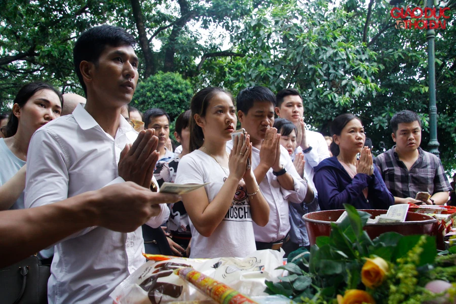 Tranh thủ giờ nghỉ hàng nghìn người đã đổ về Phủ Tây Hồ (Hà Nội) cầu bình an.